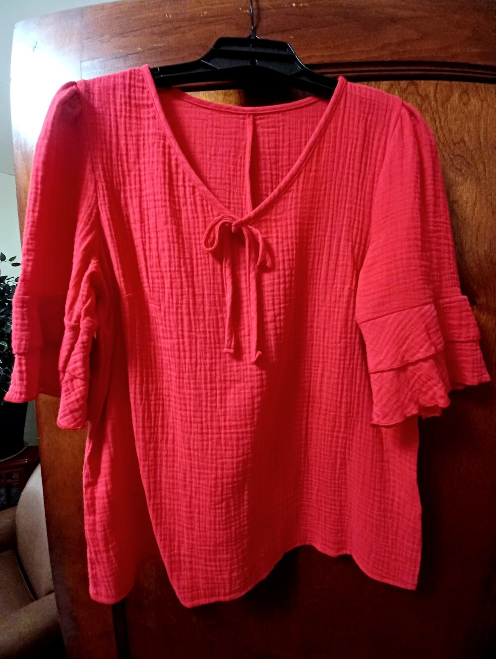 RUFFLED SHORT SLEEVE COTTON V-NECK TOP-(NEW)